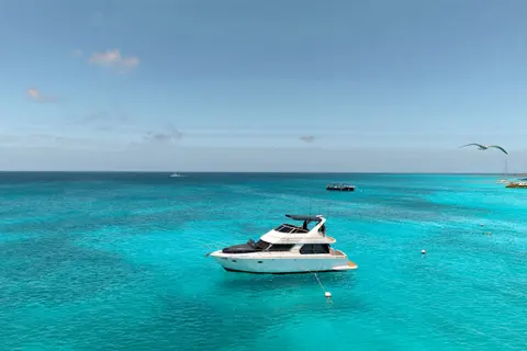 Eden Luca Blue ancorado, sozinho em mar aberto turquesa em Aruba