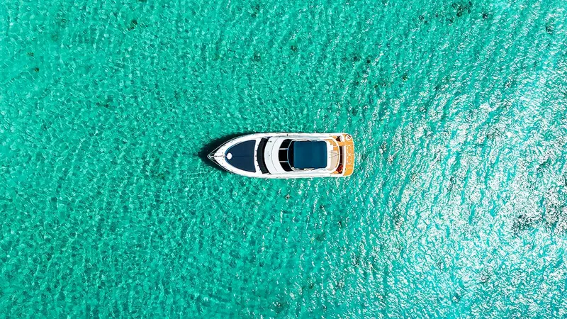 Eden Luca Blue seen straight from above, alone in vivid turquoise water off Aruba