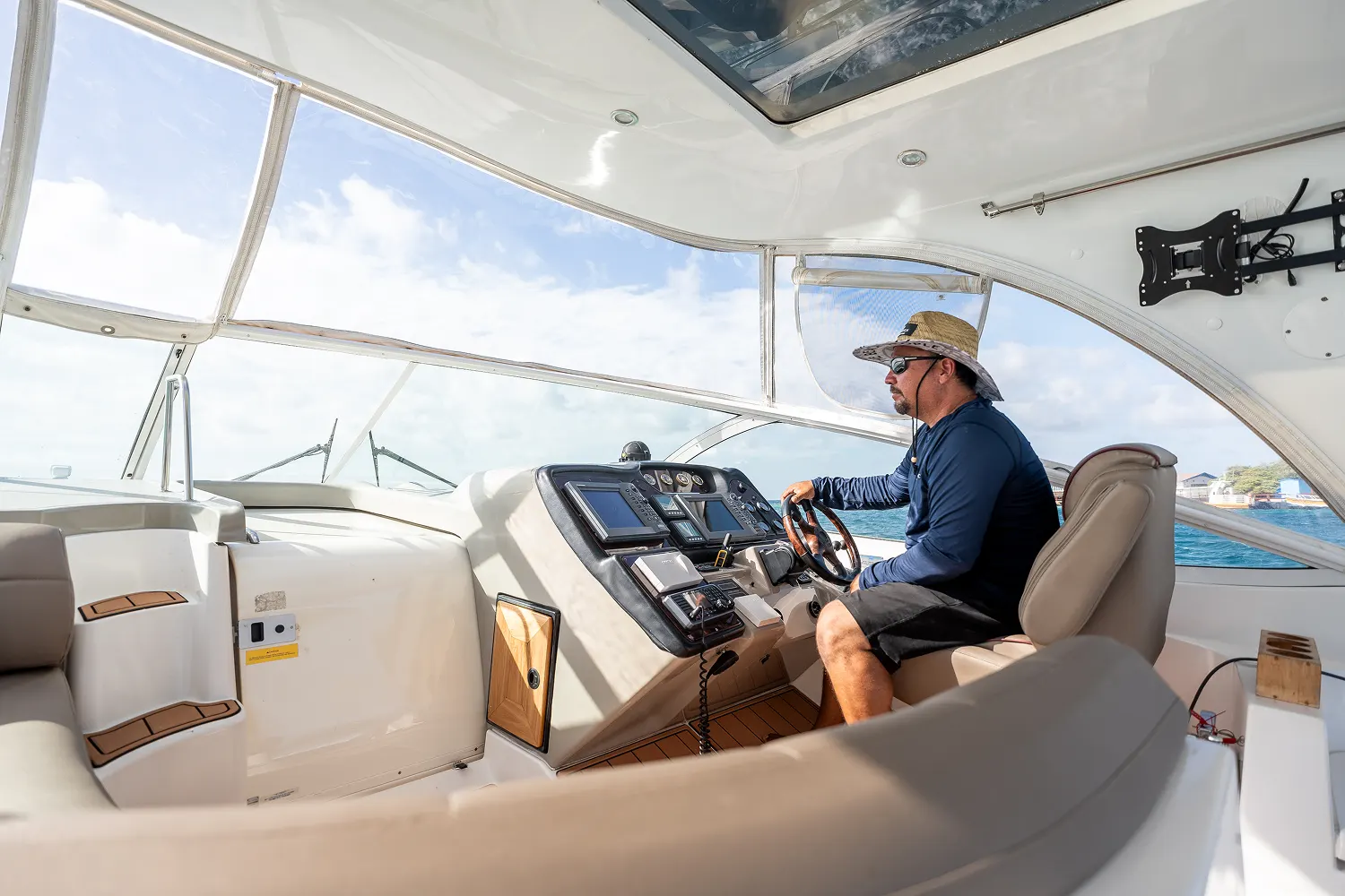 Capitán de Eden Luca al timón guiando un charter privado en Aruba