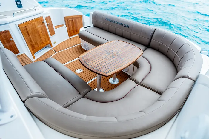 Eden Luca Red, Wraparound Seating