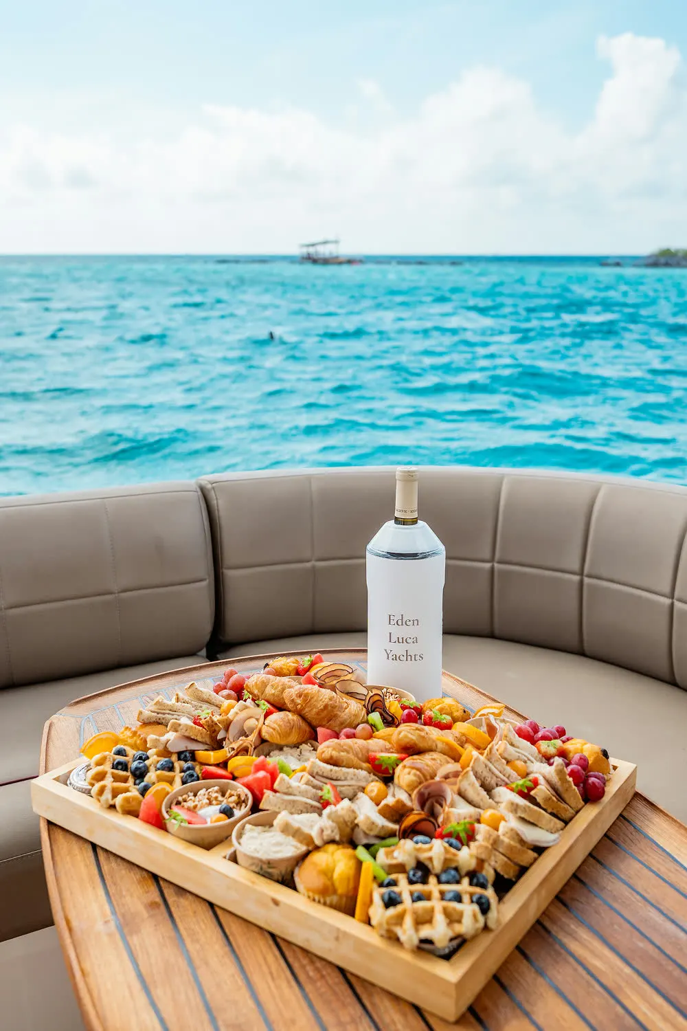 Bandeja de brunch da Eden Luca Yachts no lounge de popa