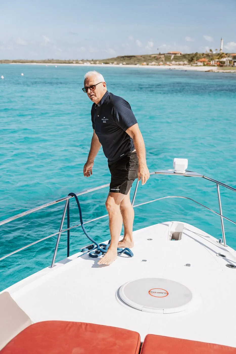 Rob, cofundador de Eden Luca Yachts, en la proa del yate en Aruba