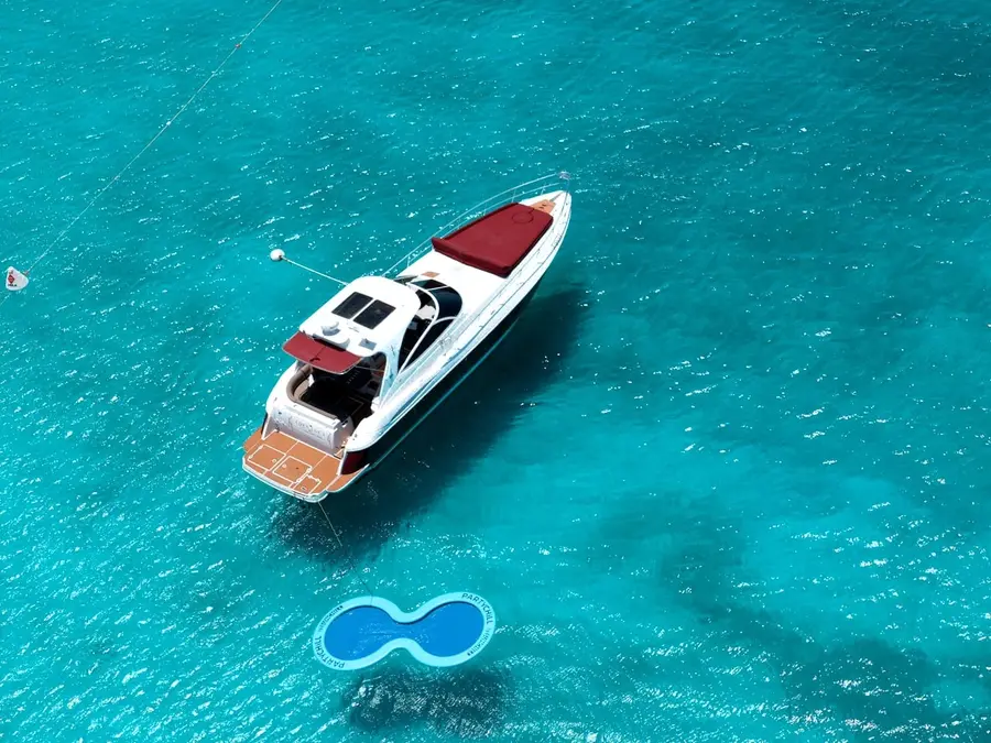 Eden Luca Red visto de cima com a boia SunChill ao lado, em água turquesa cristalina