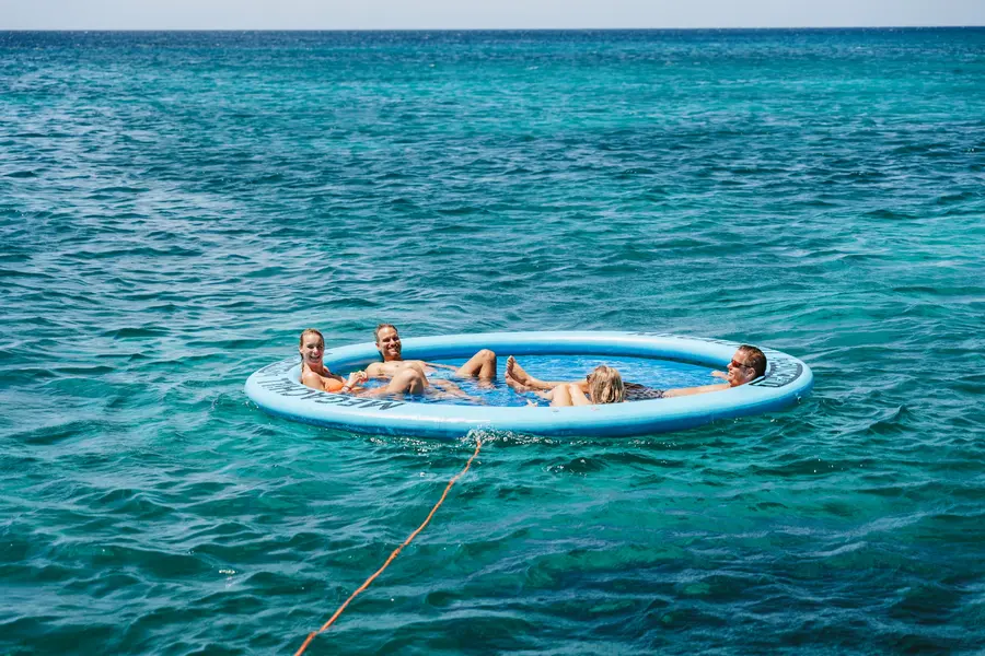 Boia flutuante Sunchill atrás de um iate Eden Luca em Aruba