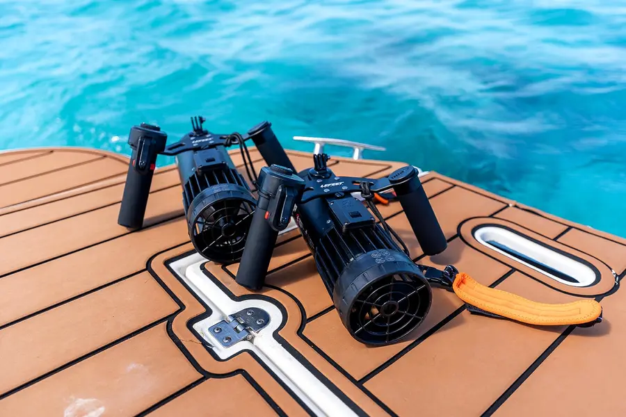 Scooters aquáticos subaquáticos prontos para os hóspedes em um charter Eden Luca