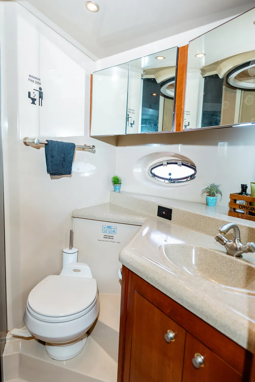 Eden Luca Blue, Onboard Bathroom