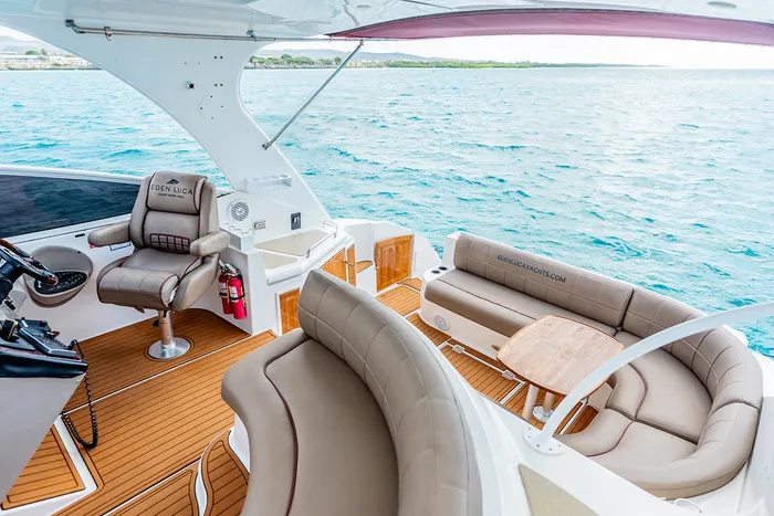 Eden Luca Red, Flybridge Helm & Lounge