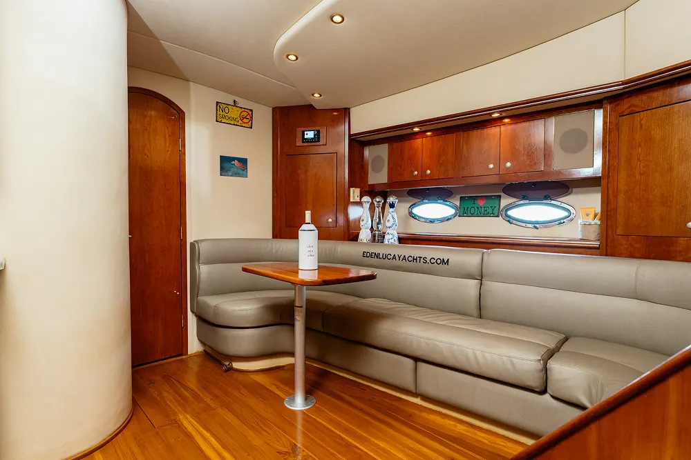 Eden Luca Red, Interior Salon Dinette
