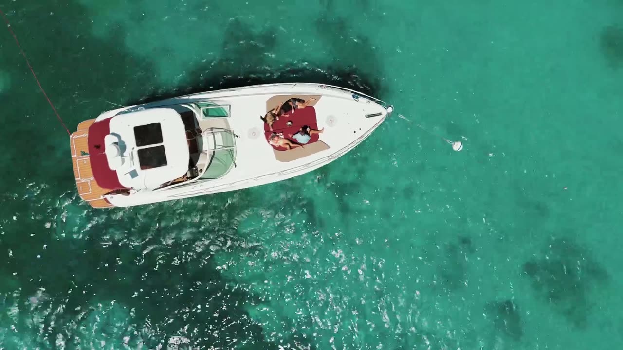 Imagens com drone do Eden Luca Red ao longo da costa